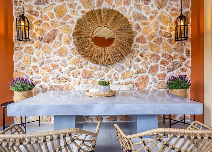 Lola's Luxury Liapades