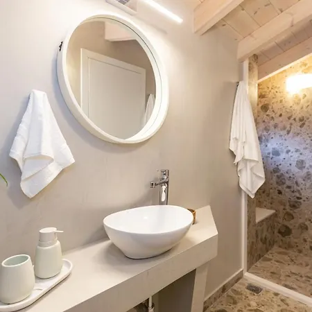 Lola's Luxury Liapades