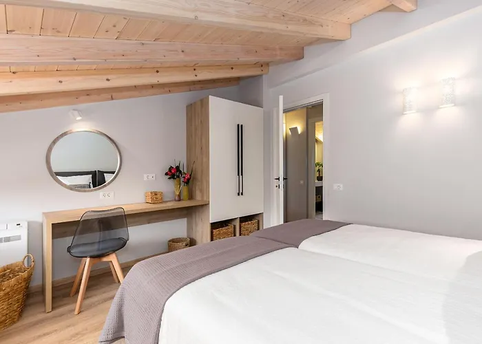 Lola's Luxury * Liapades