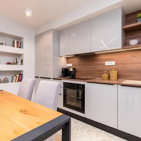 Lola's Luxury 라이아페이즈